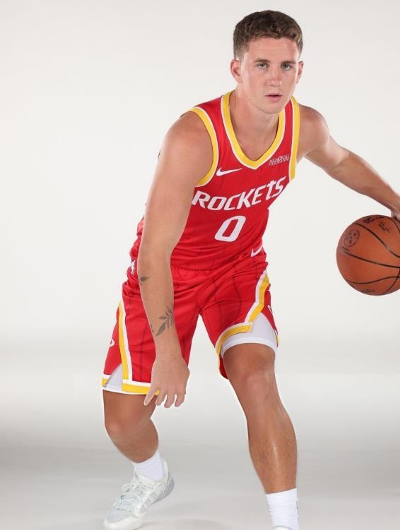 场均轰下接近24分7助攻5篮板的当季最佳新秀，到了NBA连一份正式合同都混不上，直接卷铺盖走人。
佩杜拉被休斯敦火箭裁掉，看似残忍，其实一点都不冤。
别看他在发展联盟呼风唤雨、大包大揽，真到了季前赛碰上正规军，身体对抗一上强度，技术短板立马被扒得精光。
次级联赛刷分再猛，防守形同虚设，很多时候