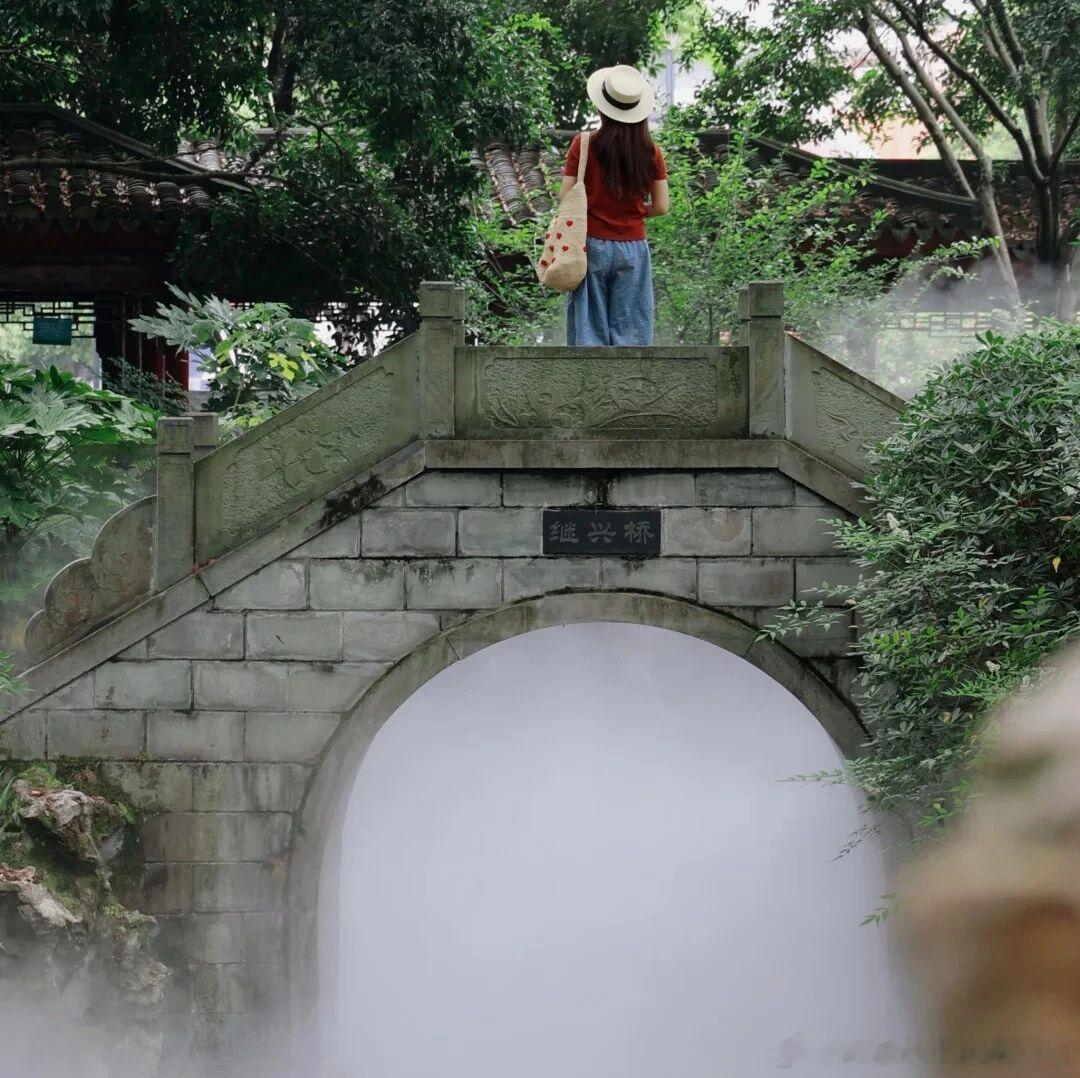 宁波海曙中山公园与月湖公园的雾森景观氛围感拉满，成为夏日拍照打卡好去处...