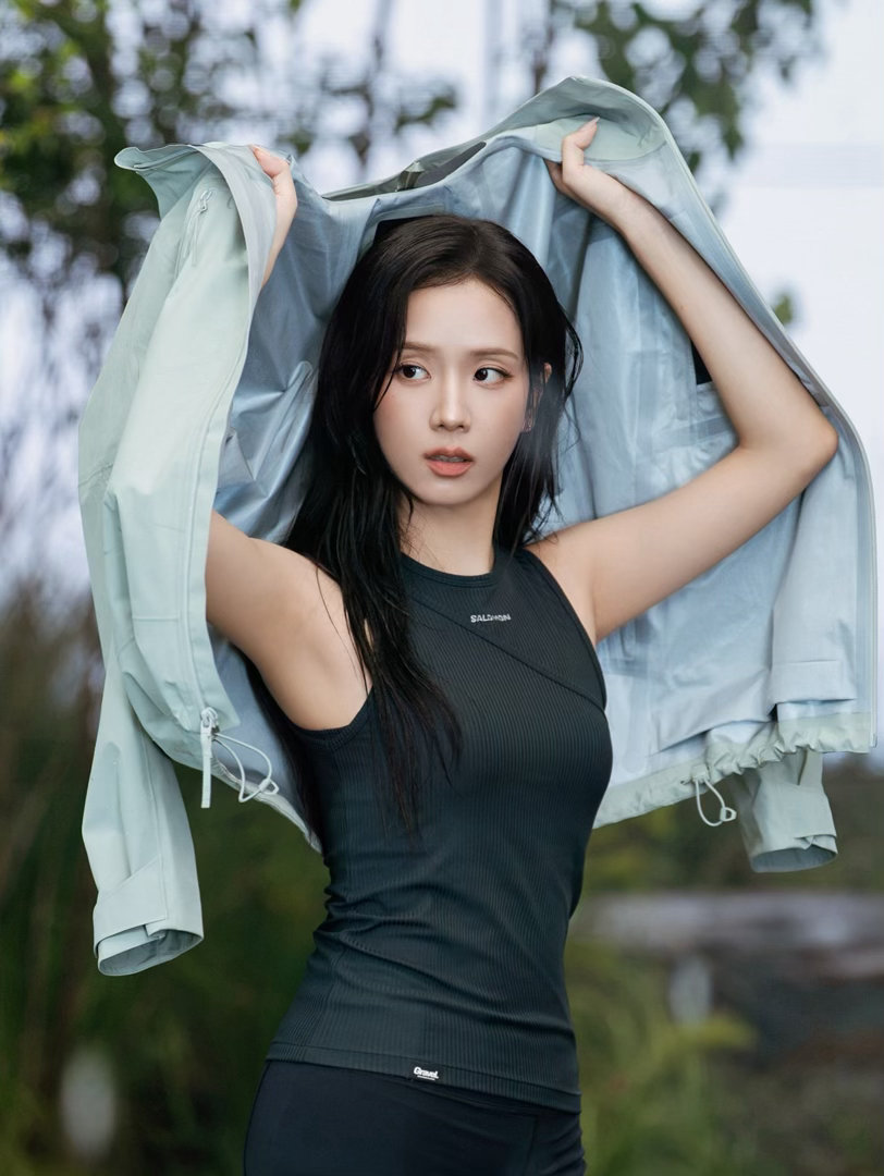 #kimjisoo[超话]# 
 萨门迎来金掌门🤩
步履温柔，奔赴自在。金智秀 ×Salomon萨洛蒙 温暖合作上线。
褪去舞台的璀璨光环，在自然与城市之间慢慢行走，是最松弛治愈的模样。温柔从容的气质，遇见自由随性的户外美学，刚刚好的契合，干净、温柔、又有力量。
不必奔起远方，日常即是旷野🪄
跟着JISOO轻 ​