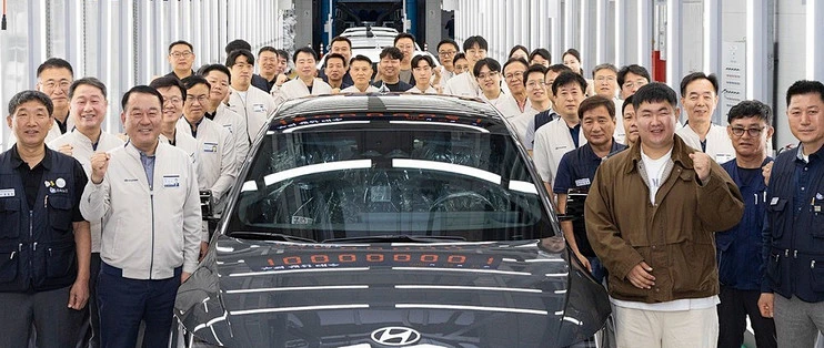 因工资谈判陷入僵局，现代汽车工会宣布将于8月21日举行8小时全面罢工，这是自2016年后时隔10年的全面罢工。劳资双方8月18日在蔚山工厂举行第16轮谈判仍未达共识。工会同时计划8月19日至20日、24日至25日每天举行4小时部分罢工，并前往首尔总部抗议。分歧焦点包括上调奖金、恢复因违法被解雇员工的