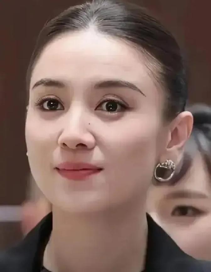 2023年，筹拍《山花烂漫时》，导演联系了多位女演员出演张桂梅，可全都一囗拒绝，宋佳却说:“我愿意零片酬出演！”

签完合同那天，经纪人看着宋佳，欲言又止。宋佳低头收拾行李，往箱子里塞了几件旧衣服。

“真要三个月不露面？”经纪人问。

“嗯。”宋佳拉上行李箱拉链。

“你去年那部剧的热度还没过，现