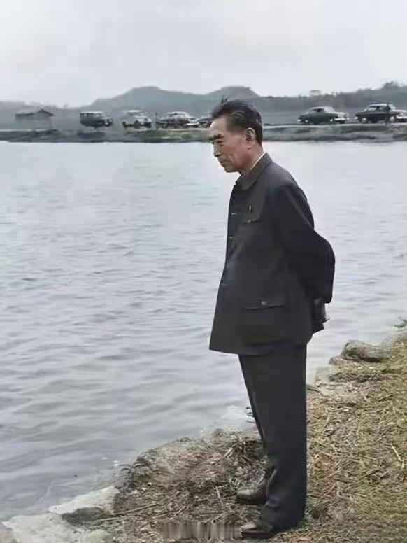 1973年10月14日，心怀家国、病痛缠身、身形单薄的周总理驻足洛阳伊水岸边，留下这张令无数人泪目的历史照片。[泪] ​ ​​​