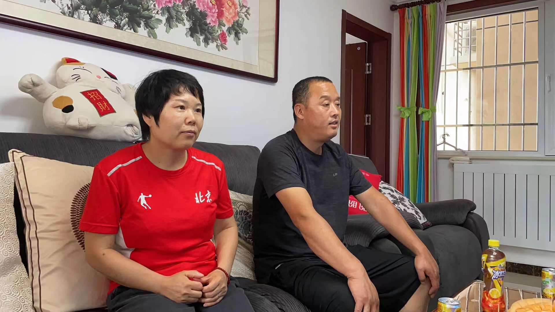 在《我家那闺女》综艺引发的巨大争议中，张家齐父亲几乎在所有家庭矛盾和对女儿的教养责任里全程缺席且沉默，被公众视为比强势母亲更深层的家庭问题根源。  一、节目中的直接表现- 教育全程缺位：张家齐母亲在节