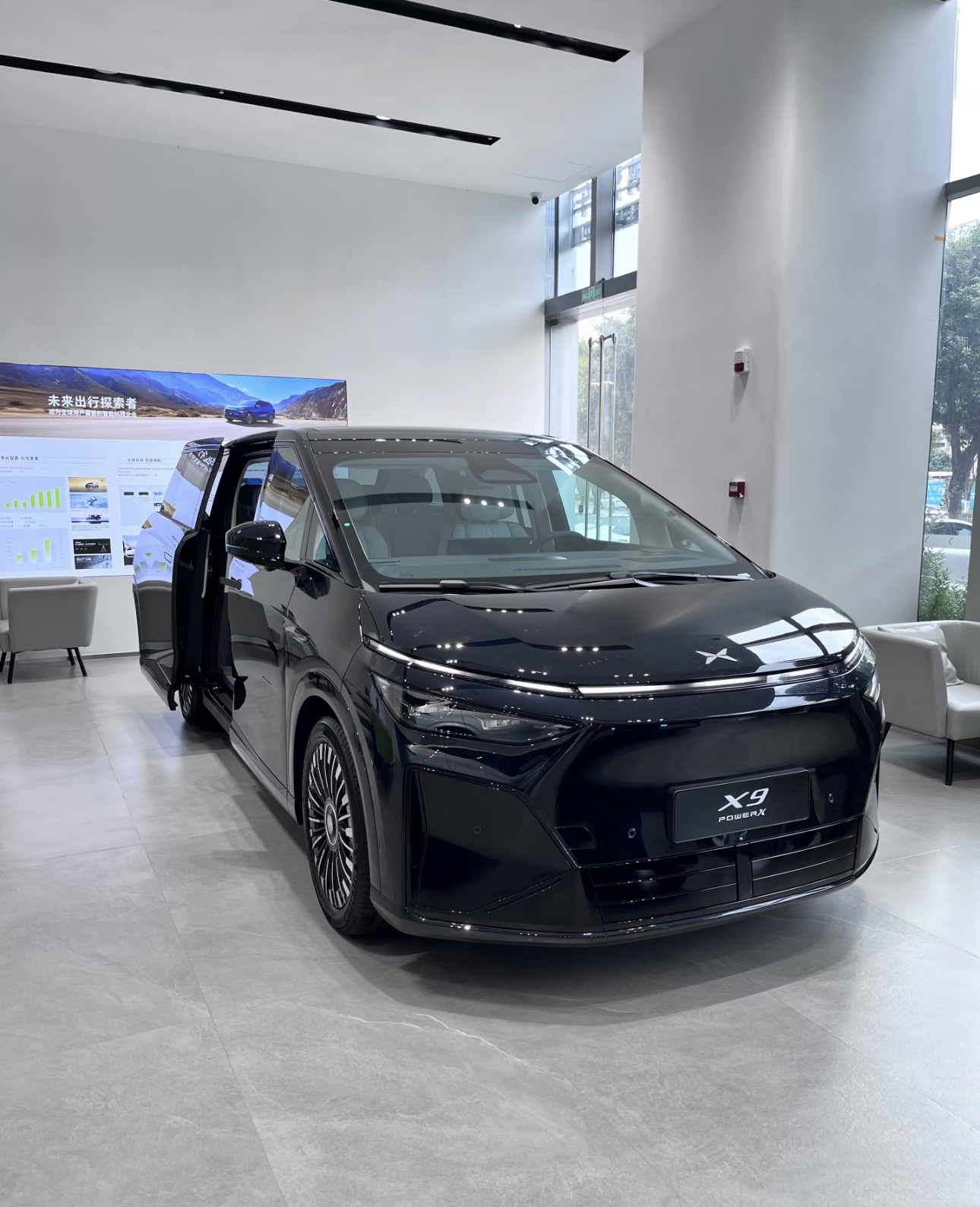 小鹏旗舰级SUV——小鹏GX。作为“9系”阵营的主力，它的产品力确实很猛。
💰 价格定位：主打“技术平权”
它的预售价封顶在39.98万元。这个价位很聪明，正好卡在零跑D19（20-25万级）和理想L9、蔚来ES9（50万级以上）之间，属于用中高端的价格，去打BBA等传统豪华品牌的核心阵地。
🚀 核