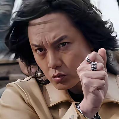 18亿票房砸头上，她第二天回公司打卡。
王晓慧，汕头一个普通插画师。之前在《四海》里客串路人，发际线高、头发稀，谁也没记住她。
后来《给阿嬷的情书》找她演青年淑柔，电影成绩很好，票房冲过18亿。专业妆造一上，大眼睛、高挑个，观众直接称她为女神。众多邀约纷至沓来，她全都推掉了。
她原话：角色成功