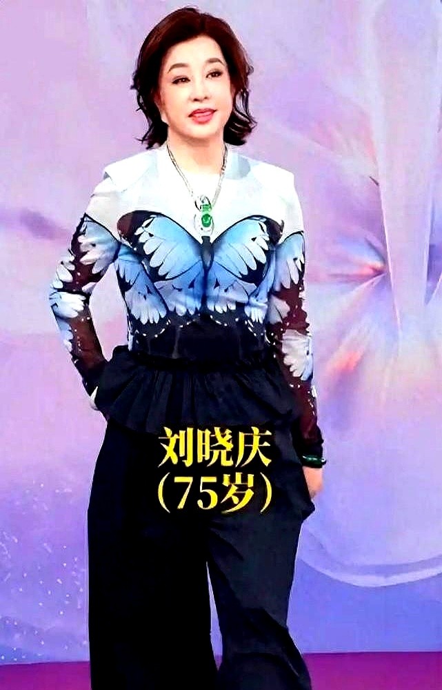 百花奖台上，主持人一声“国家一级演员刘晓庆”，其实叫错了。

翻开文旅部的官方文件和职称证书，上面明明白白印着“一级演员”，根本没有“国家”俩字。

不止刘晓庆，连李雪健、陈道明出场时，也常被冠上这个前缀。圈子里喊顺了嘴，大家也就听习惯了。

其实真没必要硬加这两个字。名头再响，也不如守规矩。老老实