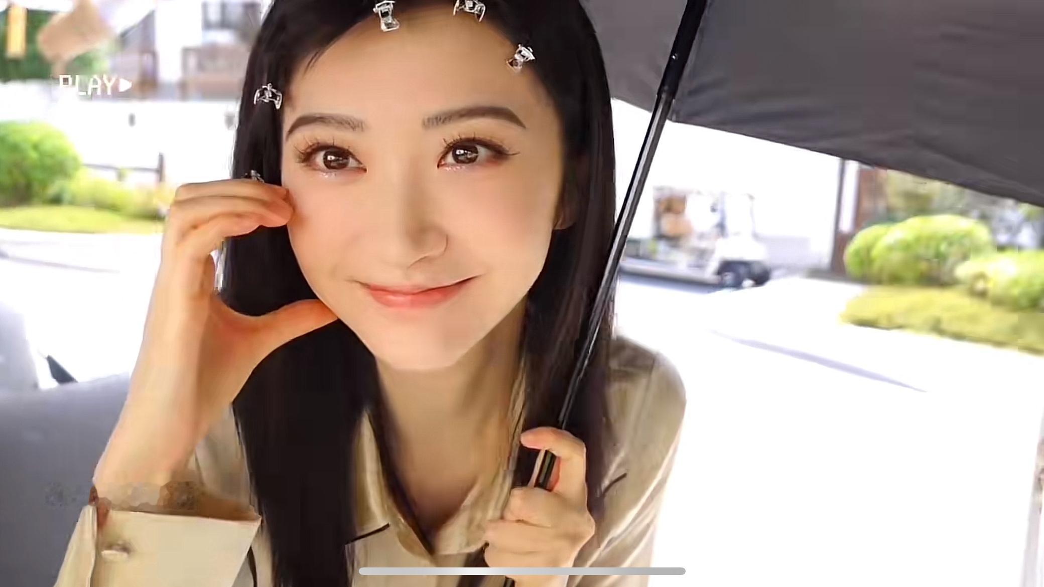 景甜真的很甜很美
她的人气起飞是离开了第一任之后的
以前的她，被称为资源咖，无论怎么捧都不红；可是后来的她和第一任男友分手后，事业就有了起色。真真的是传说中的貔貅体质，谁养她就会旺谁。靠自己，也是风生水起的。景甜其实就是分享一下自己的卸妆过程，人气也是噌噌往上涨，这女孩的人缘真的出奇的好。