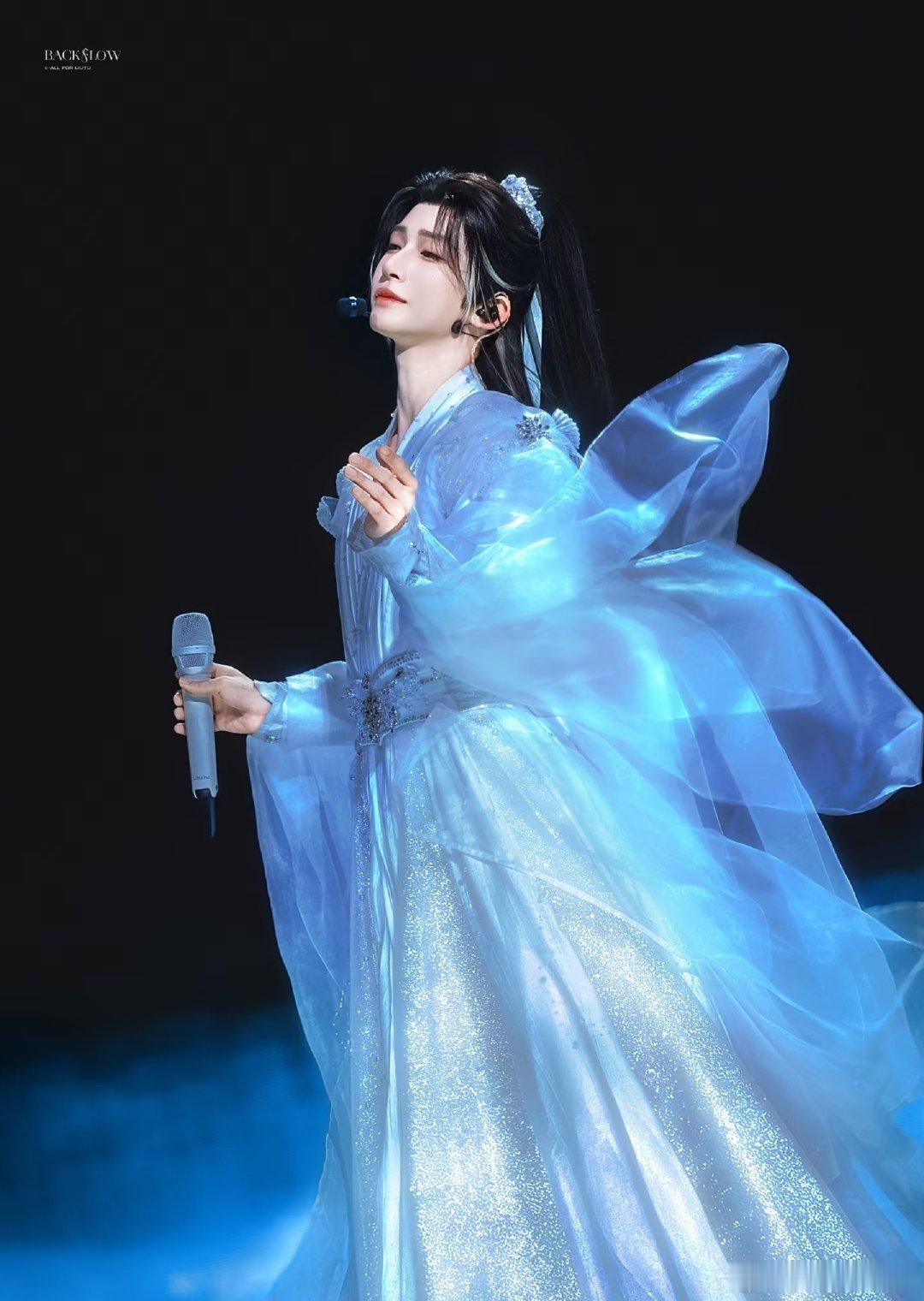 #刘宇[超话]##刘宇国风美少年# ly#刘宇全能艺人# 

只有追星才让我知道我没有失去爱人的能力和勇气

​