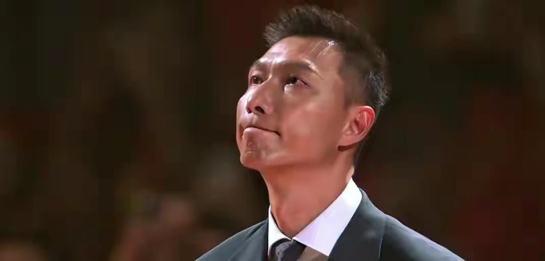 朱芳雨离任，宏远总经理位子空了。官方公告写着：面向全社会公开选聘，全球篮球生态总监和首席球探也一起招。
结果网上直接给排了个应聘概率榜。阿联90%，李春江80%，杨鸣70%……甚至周鹏、王仕鹏都排上了。
可俱乐部说得明明白白，新掌门陈浩峰要的是职业经理人，不是情怀局。名单里好几位，跟宏远实际联系早没