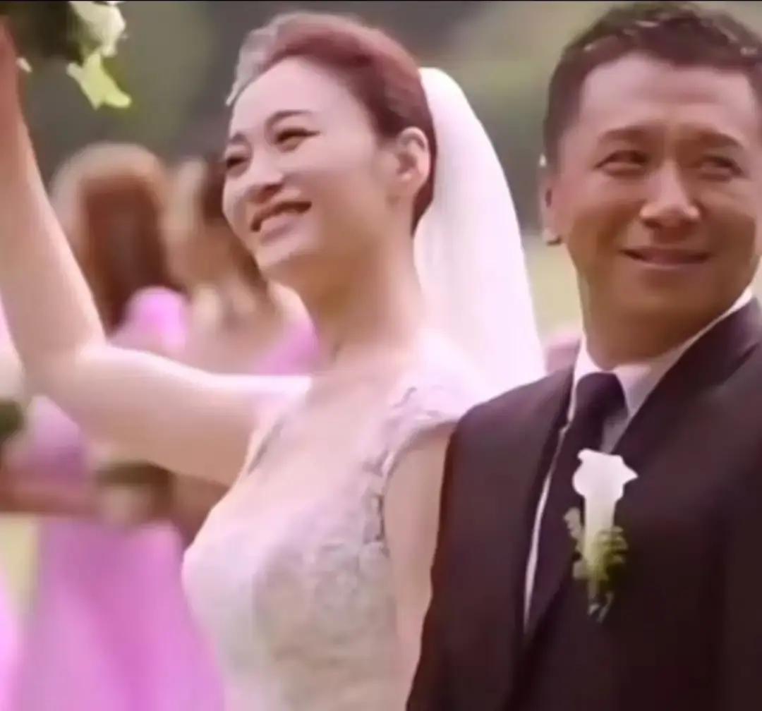 李小冉去年六月悄悄把两人的生意关系掰断，接着就把的事低调处理了。徐佳宁那家公司最近被人盯上，执行两千多万的款项，才发现当初“给你五个亿随便作”不仅是夸张，背后压力大得让人喘不过气。大家都觉得李小冉被宠着养着，实际上撑不起那份“任性”，只会变成风险。

离开了徐佳宁，她直接投进综艺，清清爽爽，不跟任何