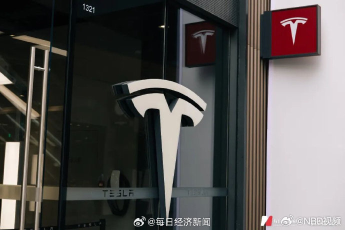 #特斯拉Robotaxi获批5000辆# 【获批5000辆，股价涨超5%，特斯拉Robotaxi迎来规模化拐点？业内人士：若放到L4场景，FSD仍无法完全处理所有极端情况】日前，特斯拉Robotaxi（自动驾驶出租车）业务在内华达州迎来大规模扩张，内华达州监管机构已批准特斯拉未来12个月部署最多5000辆Robotaxi。或受此影响， ​