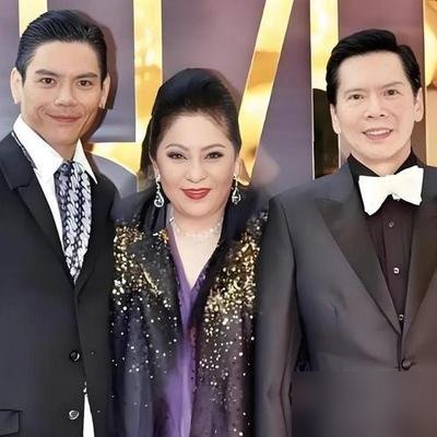 向佐亲口承认，之前网上那些“发疯”视频全是故意的，就为了让你记住他。他说不这么搞，没人看，永远只是“向华强儿子”。这哥们儿太清醒了，知道自己颜值拼不过，演技也一般，干脆拿自己当靶子，自黑换流量。最近在济南录新综艺，真去铁厂搬铁，饭量顶四个普通人。直播带货，旁边站个像郭碧婷的助播，又上一波热搜。他太懂