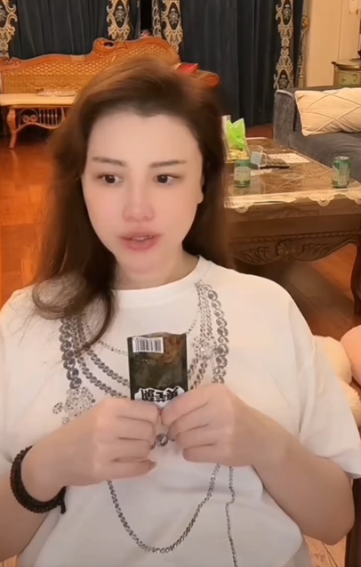 刘翔前妻说景甜太单纯
据媒体转述，刘翔前妻葛天在直播中谈到景甜，认为她在感情里“太单纯”，并评价其选择的男方情绪不稳定、无法回国。她还反对轻易给女性贴上“捞女”标签，直言现实中的“捞男”可能更多。
感情里真正需要警惕的，未必是对方有没有钱，而是情绪是否稳定、行为是否可靠。不过，外人可以讨论现象，却很