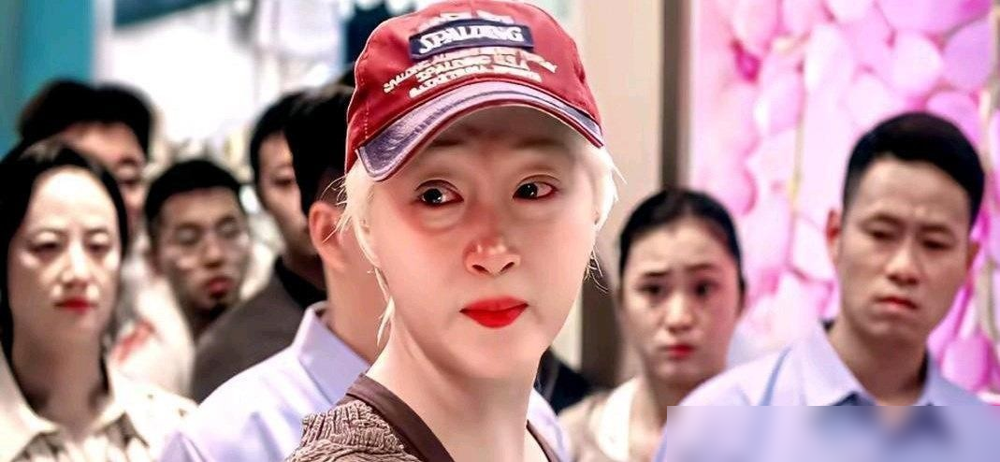 关晓彤把眉毛睫毛全漂了。是真的漂，不是特效妆。
拍《生逢其时》，她演个白化病女孩。剧里她被扯掉假发那场戏，扯完她没喊停，先把对手演员安慰了。那姑娘手都在抖。
这剧豆瓣吵翻了天，有人骂剧情悬浮狗血，有人夸老戏骨带飞。但说到关晓彤，基本都是同一句：这次她收住了。
演白化病人，走路躲光，喝酱油想变黑
