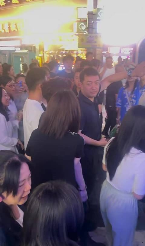 有网友在贵州青云市集偶遇何猷君，他还买了零食饮料带回家他人真的挺好的，没有架子，遇到小朋友，还给小朋友送了零食，就像邻家大哥哥一样，很有亲和力 ​​​