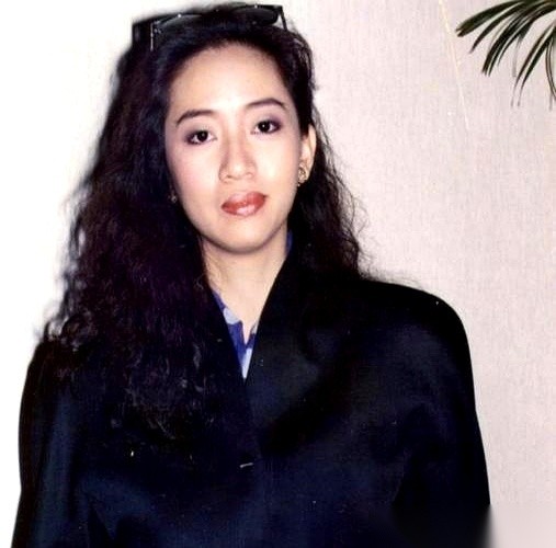 梅艳芳安葬多年的骨灰被人偷走了，她大哥梅启明拿出了5万港币悬赏，想把骨灰找回来。
偷这种东西既不能摆出来卖，放在谁手里也没有实际用处，目前这起案子到底为了什么动机去偷还没有确切结论。但翻看以往媒体报道过的那些名人骨灰被盗事件，很多到最后都不排除一个可能：贼人盯上的从来不是那捧灰本身，而是拿准了家属的
