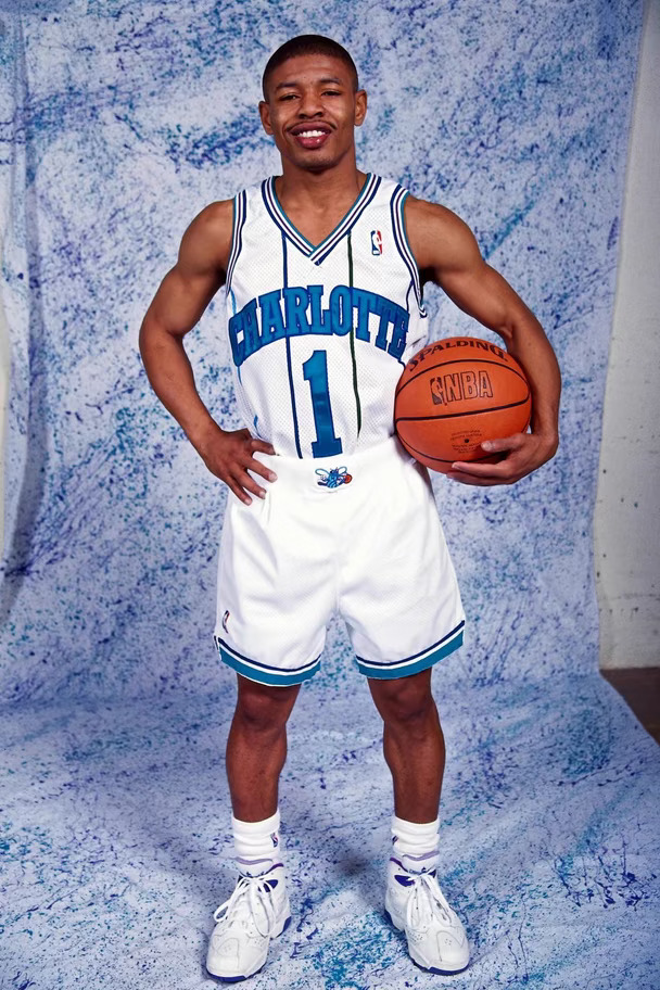 Muggsy Bogues退役1号球衣