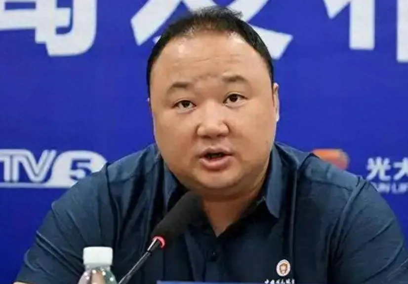 国羽管理层接连被查，20万青训传闻牵出更大问题

国羽最近的焦点，已经不只是赛场上的输赢，而是管理层接连被查，以及围绕青训名额流出的20万元传闻。

4月29日，中国羽毛球协会主席张军被通报涉嫌严重违纪违法，接受纪律审查和监察调查。到了8月31日，羽协副主席夏煊泽、原副主席兼秘书长王伟又先后被通报调