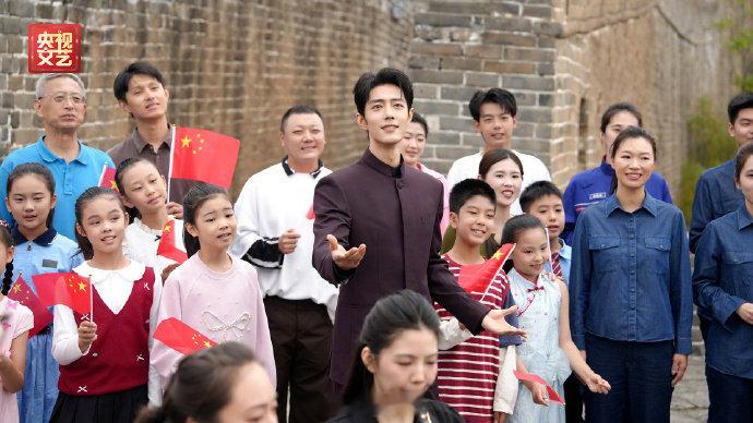 【#肖战一身正气#】#肖战央视国庆晚会高清大图#《我和我的祖国》高清大图请查收！一起来看镜头记录下的精彩瞬间。#和肖战 一起愿祖国风调雨顺# ​