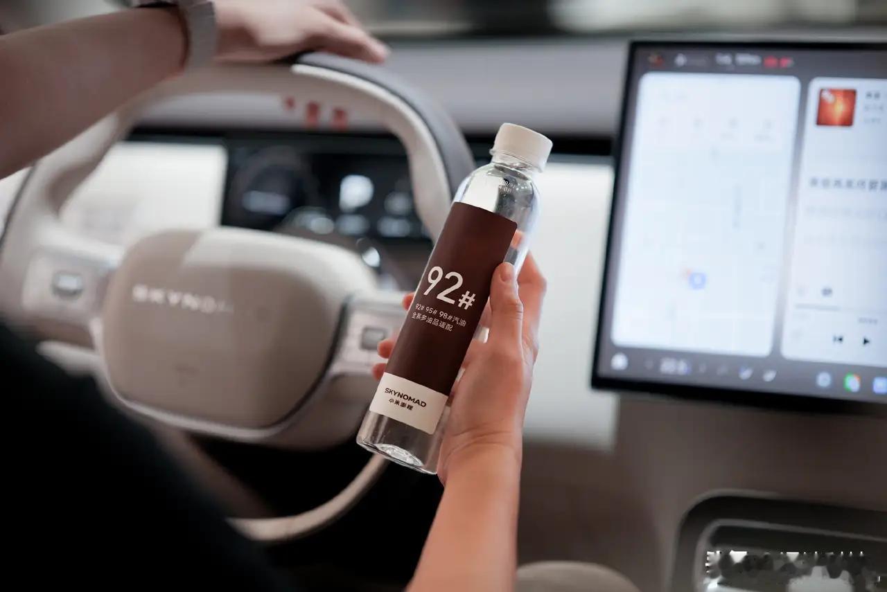 小米汽车对外表达观点，增程这条技术路线依旧大有可为，纯电和增程没有绝对优劣之分，核心要看普通用户真实用车体验。
 
小米最初重心全部放在纯电车型研发，全部放在纯电车型研发，增程相关项目是后期才正式启动。企业没有把增程看作阶段性过渡技术，而是结合大尺寸SUV的物理短板做出产品布局。体型偏大的SUV，整