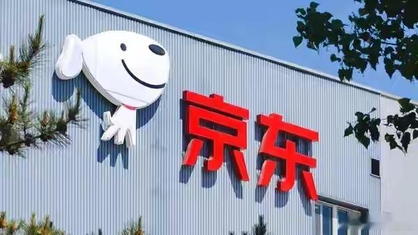#2026民营企业500强发布#全国工商联发布“2026中国民营企业500强”。
京东集团、阿里巴巴、恒力集团，位居前三。
榜单的“大数字”很漂亮——
营业收入总额44.93万亿元，同比增长4.35%。
净利润1.83万亿元。
纳税总额1.30万亿元。
44.93万亿营收，什么概念？接近中国GDP的一半。
但真正值得算的，是另 ​