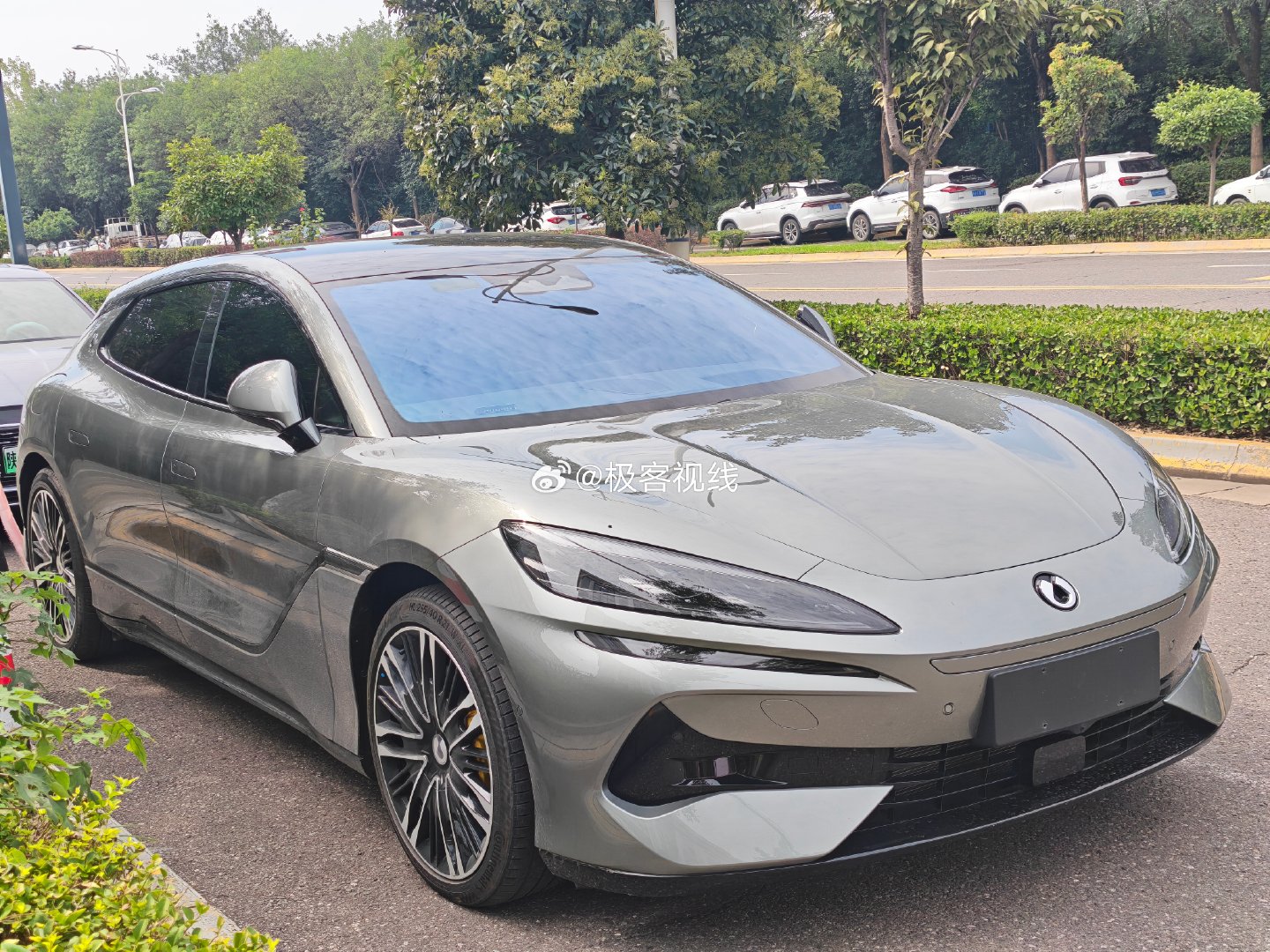 #汽车可以好看到什么程度# 我还是觉得腾势Z9GT好看，完全个人审美喜好[不愧是你]
我可没说别的不好看（叠个甲[允悲]） ​