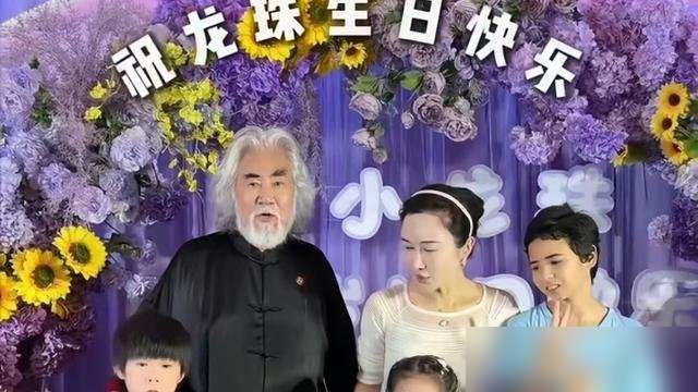 75岁张纪中，又准备要第五胎了。不是开玩笑，两口子在直播里亲口说的，现在正备孕。
小女儿小龙珠刚过完两岁生日，一家六口上台，三个大的送祝福，场面整得挺隆重。44岁的杜星霖放话，想再生个儿子，跟小女儿凑一对。
她说家里是“良性循环”，孩子越生越聪明。网友骂声没断过，她直接回：张纪中的精力体力，比很