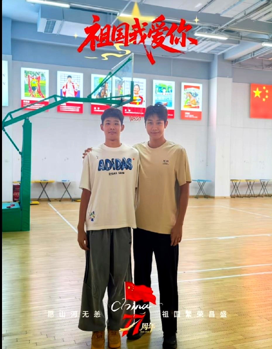 杜锋儿子打篮球不稀奇，稀奇的是跟他合影的那个“小孩哥”。

继承了老爸的基因，杜锋儿子现在也走上了篮球这条路，这小伙跨界人脉还挺广，直接跟游泳队的张展硕同框了。

一比对，好家伙。

张展硕明明是个练游泳的，结果俩人站在一起，张展硕居然比杜锋儿子还要高出一点，身板看着也明显更壮实。

就这静态天赋，