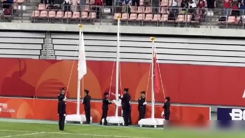 国歌唱完了，韩国的旗子还没升起来，停在杆底纹丝不动。
日本丰田体育场，亚运男足决赛，韩国1比0赢日本，四连冠到手。颁奖仪式上，亚军日本的旗升了，季军中国的旗也升了，唯独冠军韩国那面太极旗，卡住了。
升了半天，没动。国歌播完，仪式结束了，它才慢悠悠往上爬。
领奖台上那帮韩国球员，笑着笑着全僵住了