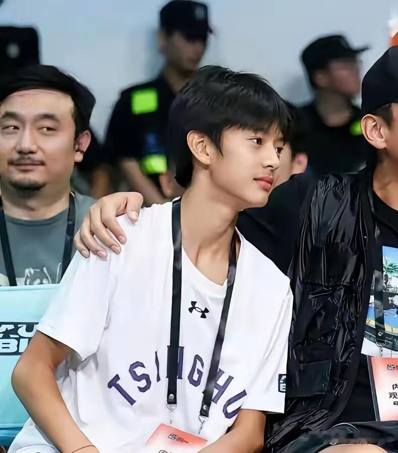 邓超儿子这次一露脸，评论区直接热闹起来了。

14岁，个子已经长到一米八，关键是这张脸，怎么看都像极了年轻时候的孙俪。

杏仁眼、鼻梁的线条，还有嘴唇下面那颗小痣，居然都特别像。有人把他的侧脸和《甄嬛传》里的孙俪放在一起对比，乍一看还真有点分不清，网友们干脆给他起了个外号——“少年甄嬛”。

说真的