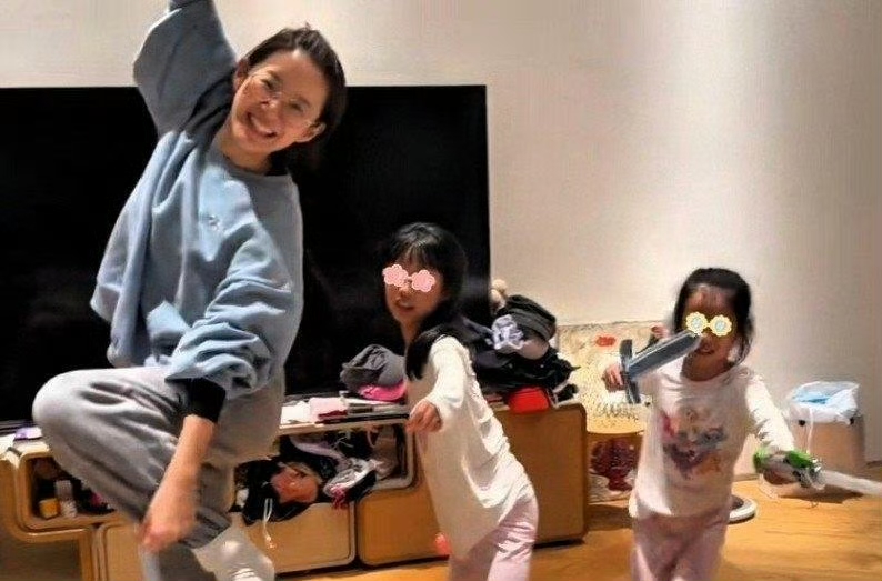 41岁陈赫被张子萱带俩闺女追着打，素颜肤色有点黑袜子包裤腿，网友笑他这女生宿舍排最后还乐在其中 ​​​