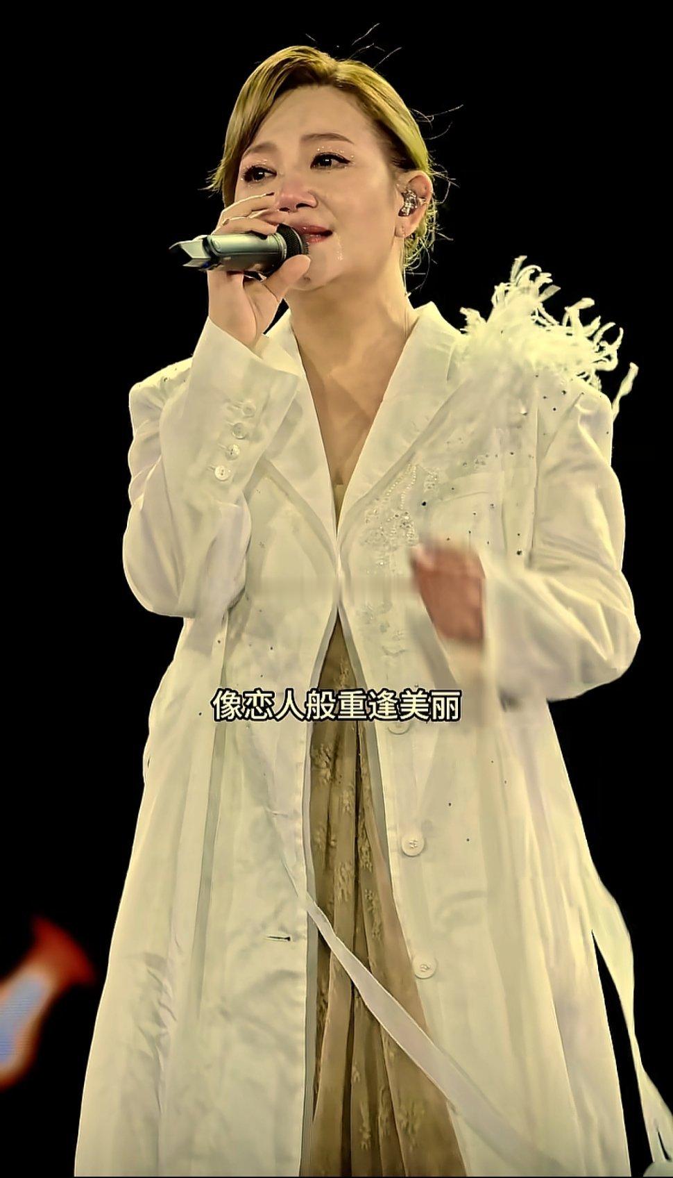 #曼联# 
青年球员闹离队。
俱乐部青训出不来人，
看上去有潜力的一个个低价转出去了。

一队首发不强，替补更菜。
联赛没把握。
联赛杯一轮游，是实力的体现。
储备不足。多线作战不行。

到了欧冠更会体现出来，拖联赛后腿。
但是不踢欧冠，无法吸引球星。
买球员都是溢价买。

爵爷退休14年，俱乐部 ​