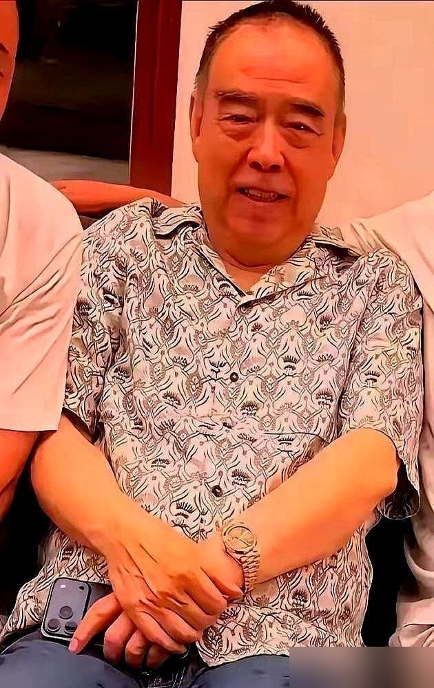 74岁陈凯歌在三亚请客，自己端菜，陈红素颜打下手。陈飞宇站旁边，愣是没敢坐。
老爹没点头。
戏里他演“疯批”，又是撞头又是诡异笑，热搜三天上了14个。一句“别人都说我靠爹”，陈思诚说，剧本原本就有，不是给他改的。
新片4天干到2.7亿，连续4天日冠。长沙路演，他说爸妈看完，被他“吓到了”。
