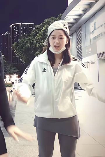 婵宝和朋友打卡广州塔。活力满满超可爱！
