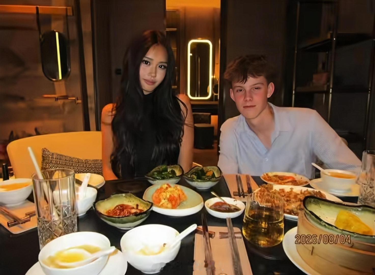 #钟丽缇女儿晒与男性朋友合照#好多人看到合照都误会啦，其实就是关系很好的朋友一起吃饭而已。#钟丽缇女儿考拉和男性朋友贴贴# ​