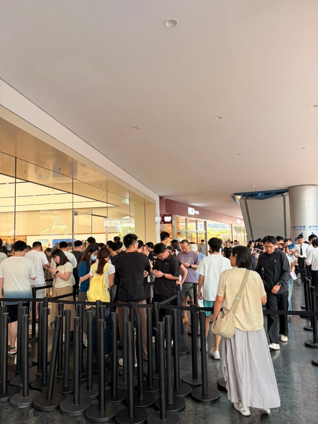 本来想去苹果店试一试新款的Apple Watch，看到这场面，我就不凑热闹了，过几天再去试戴吧。
#首批用户上手iPhone 18 Pro# ​