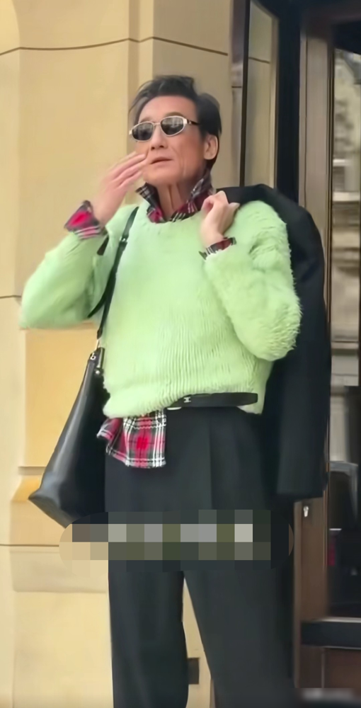68岁梁家辉牵刘诗诗的手，全网居然没人觉得违和。亮绿毛衣配黑西裤，往那一站，松弛得像个20岁小伙。别人硬凹少年感，他直接告诉你什么叫老钱风范。现场对刘诗诗行吻手礼，一路亲切交谈，画面像豪门父女，又像电影片场。没有一句多喝热水式的关照，全是刻在骨子里的体面。有人装了一辈子绅士，有人一辈子就是绅士。