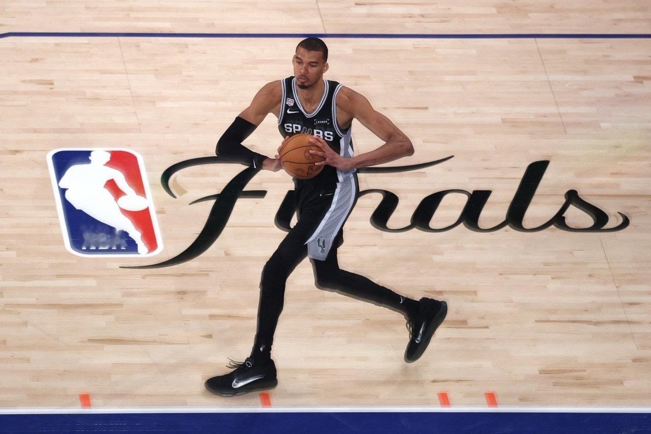#NBA续约##文班亚马##受限制自由球员##谨慎##2023届新秀#
媒体人：文班是23届唯一获提前续约球员，现在球队续约更谨慎

媒体人分析受限制自由球员续约趋势：文班亚马是2023届新秀中唯一拿到提前续约的球员。球队对待续约更加谨慎——文班价值极高不容犹豫（可能MVP+最佳防守球员），但对于其他接近全明 ​