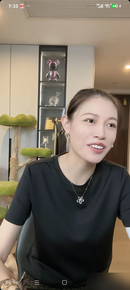 骂了汪峰章子怡十几年的葛荟婕，突然改口了！
之前她追着两人骂了十几年，说汪峰是感情骗子，骂章子怡拿继女立人设，放话要记恨一辈子。
这次直播直接反转，说汪峰养女儿小苹果仁至义尽，章子怡是真对孩子好，离婚后还带娃出游，现在小苹果会同时给她和章子怡过生日。
汪峰从头到尾没接话，章子怡早说过孩子没离。
