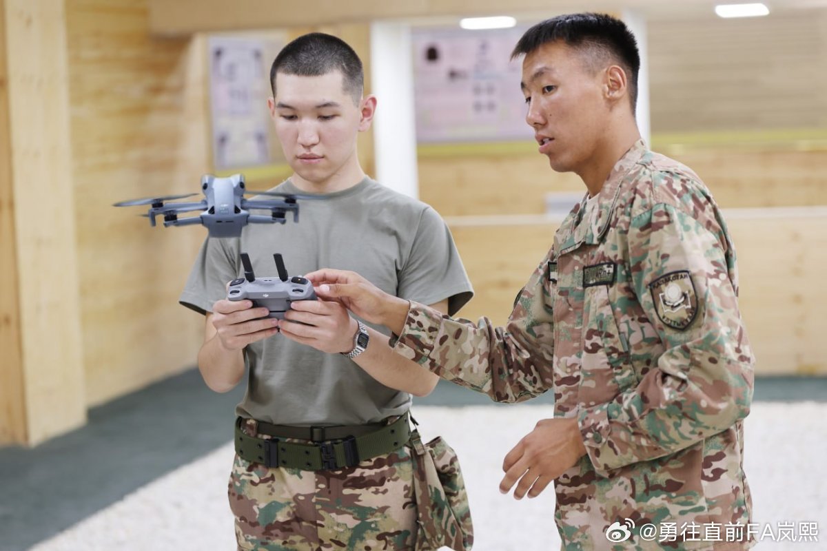 哈萨克斯坦将对义务兵进行包括自杀无人机在内的UAV操作培训。操作员培训已被纳入哈萨克斯坦共和国国民警卫队的训练计划中。

新兵将学习设备的构造、操作方法及维护保养知识。而且，培训内容不仅限于操作与驾驶。

哈萨克斯坦的义务兵将接受以四人小组为单位的协同作战训练，小组成员包括指挥员、无人 ​