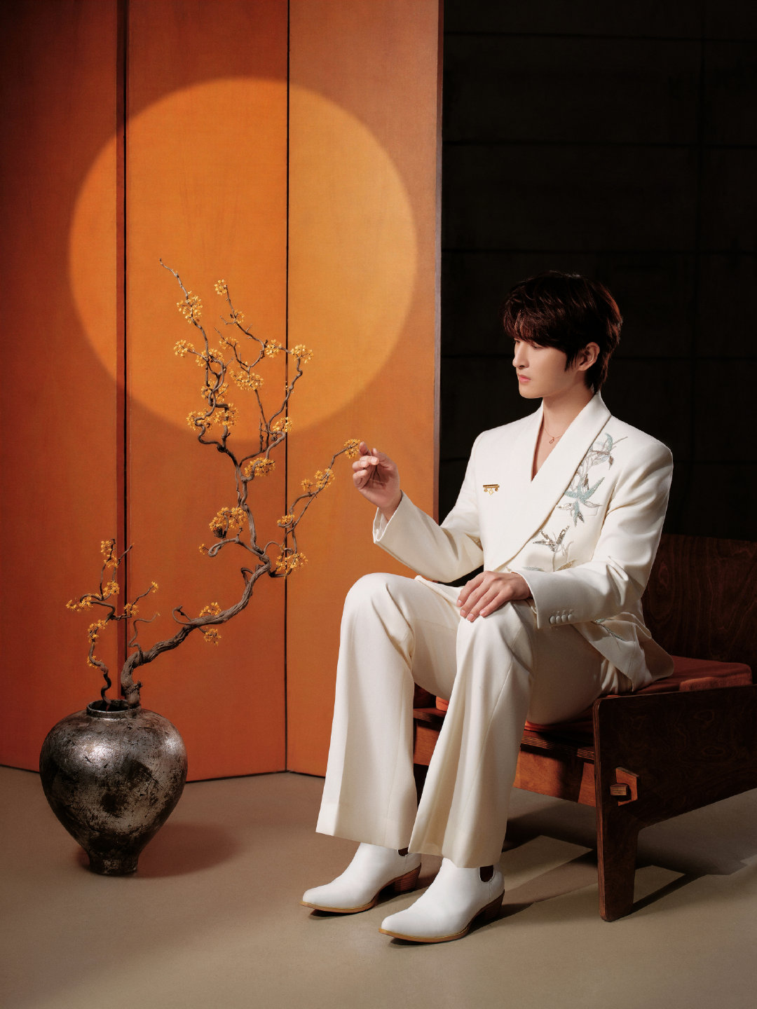 #张远[超话]# 
“忆对中秋丹桂丛，花在杯中，月在杯中。”
祝大家中秋节快乐🎑
记得吃月饼，看boss的《月下煮茶》哦🤩
#张远王彦桐王晓慧中秋之夜唱月下煮茶# 
#张远王彦桐王晓慧合唱# 

摄影：LF
妆发：
造型：​