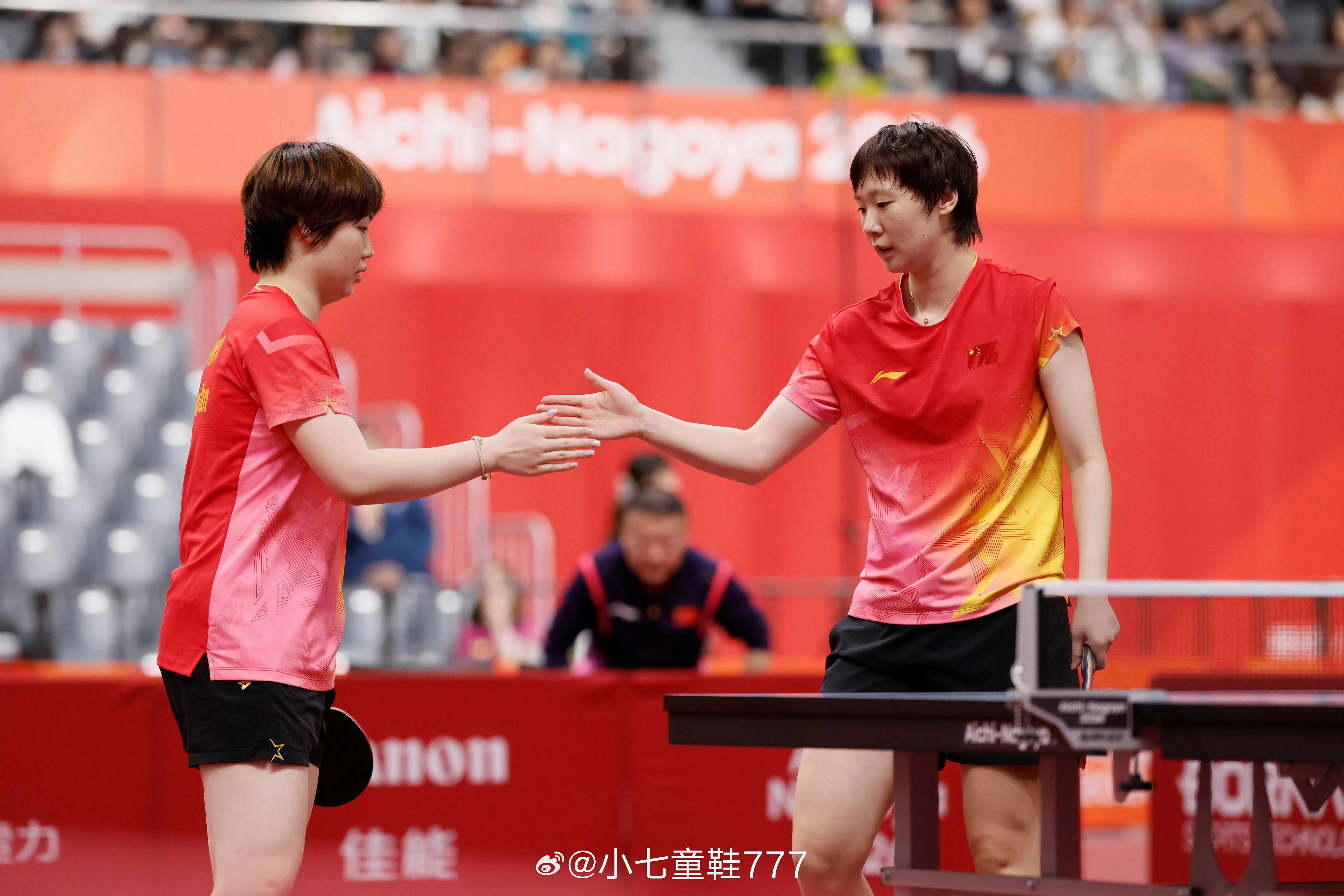 #王曼昱蒯曼4比0素塔西尼帕拉南#

2026年亚运会乒乓球女双半决赛， 王曼昱/蒯曼4-0(11-6、11-8、11-5、11-6)战胜素塔西尼/帕拉南晋级决赛，将对阵日本组合张本美和/早田希娜。

王曼昱/蒯曼打得比较轻松，展现了更加全面的技术能力，没给对手任何机会，直落四局拿下比赛。

王曼昱总共就参加过两次亚运 ​