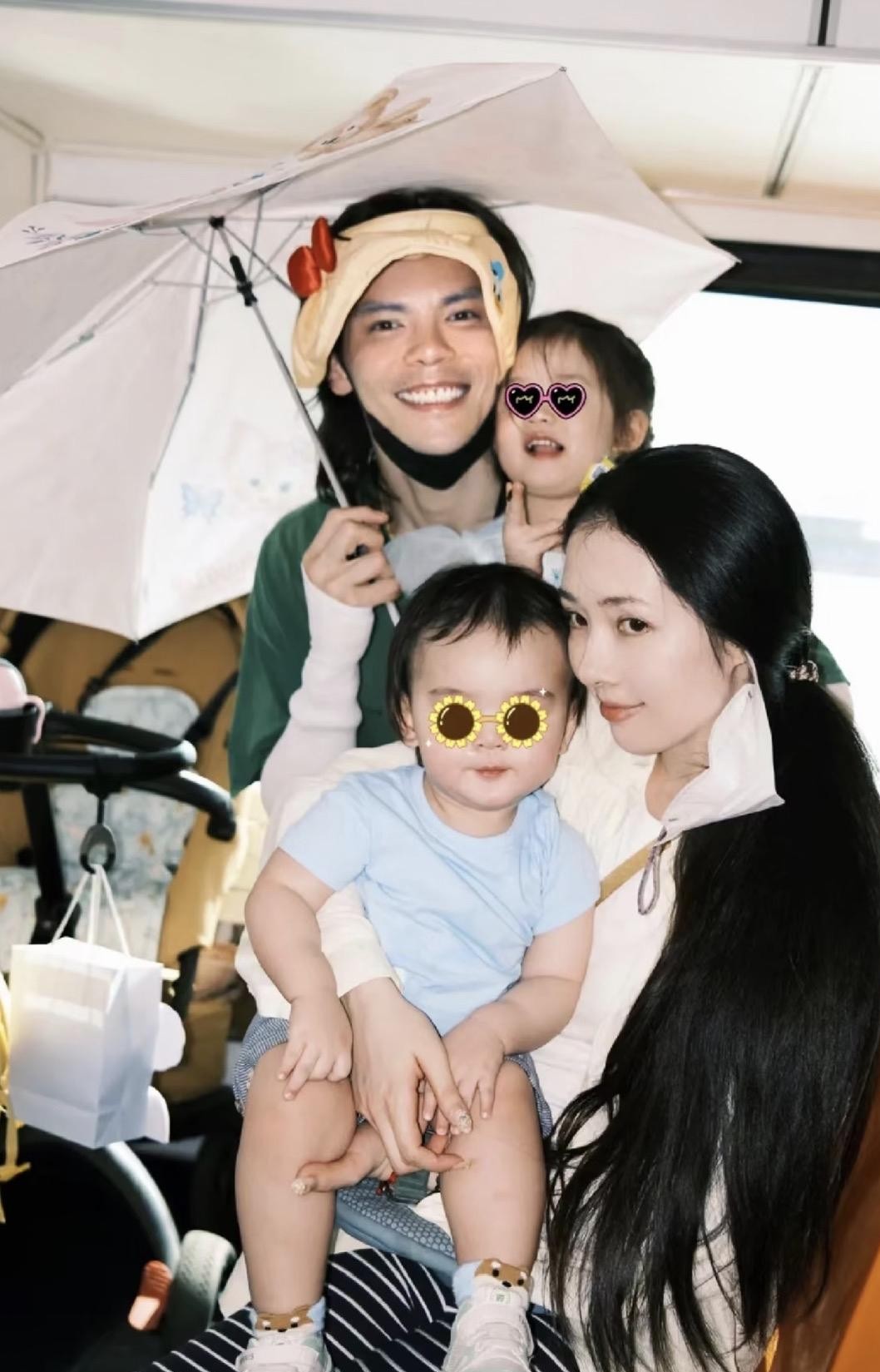 42岁的郭碧婷到底还会不会拼三胎，很多人还在盯着豪门的生育指标，其实答案早就写在她产后的身体状态里了。
生二胎那年她已经39岁。原本打算顺产，结果碰上脐带绕颈紧急拉去剖腹，生孩子能受的罪被她一次性尝了个遍。
下手术台之后整个人几乎动弹不得，走平路腿发飘，下楼梯直冒冷汗。严重浮肿消不掉，又是过敏体