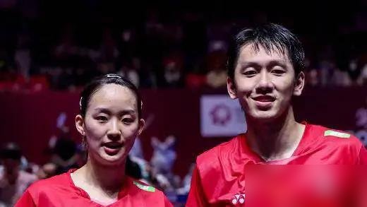 连输三次了，这次在人家主场，两局直接把丹麦人打闭嘴。21-18，21-19，分差不大，但每一分都像在算账。
程星张驰这组合，六月份印尼决赛刚被这对丹麦人横扫，九月份大师赛又爆冷出局。多少人等着看笑话，说这俩人高开低走。
结果呢？四强里国羽混双占了仨。德国瑞士两个冠军，泰国四强，世锦赛16强，这半