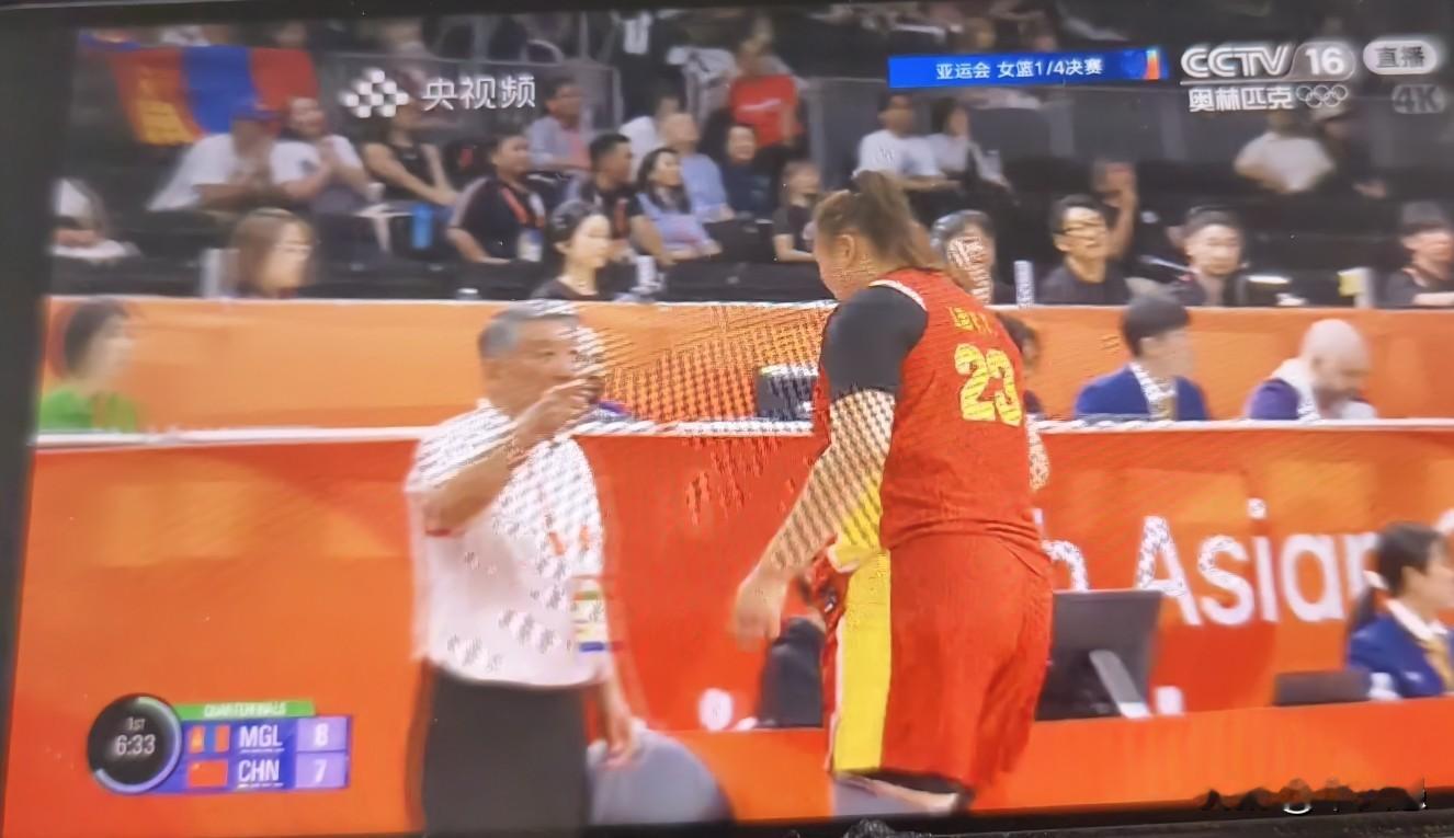 中国女篮的刘禹彤简直太不甘心了！在亚运女篮1/4决赛中国VS蒙古的比赛中，首发出场的刘禹彤，出手机会不多，蒙古女篮球员开场表现很活跃。或许是为了保持场上球员的机动性，刘禹彤在第6分半钟的时候被换下场打小阵容，这或许多少让刘禹彤觉得有点不甘心。
