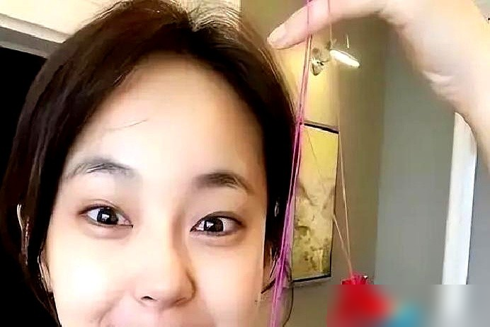 张佳宁商场偶遇于和伟，张口喊的竟是角色名！
喊完张佳宁自己先笑场，于和伟愣了两秒，立刻切换进袁亦方的状态回应，好好的商场偶遇，秒变拍戏现场。
这不是刻意炒作，是刻进骨子里的肌肉记忆。拍《重器》那阵，于和伟每天收工都拉着年轻演员复盘案卷，一抠就是整整90分钟。
真正的好演员，敬业从来都藏在看不见