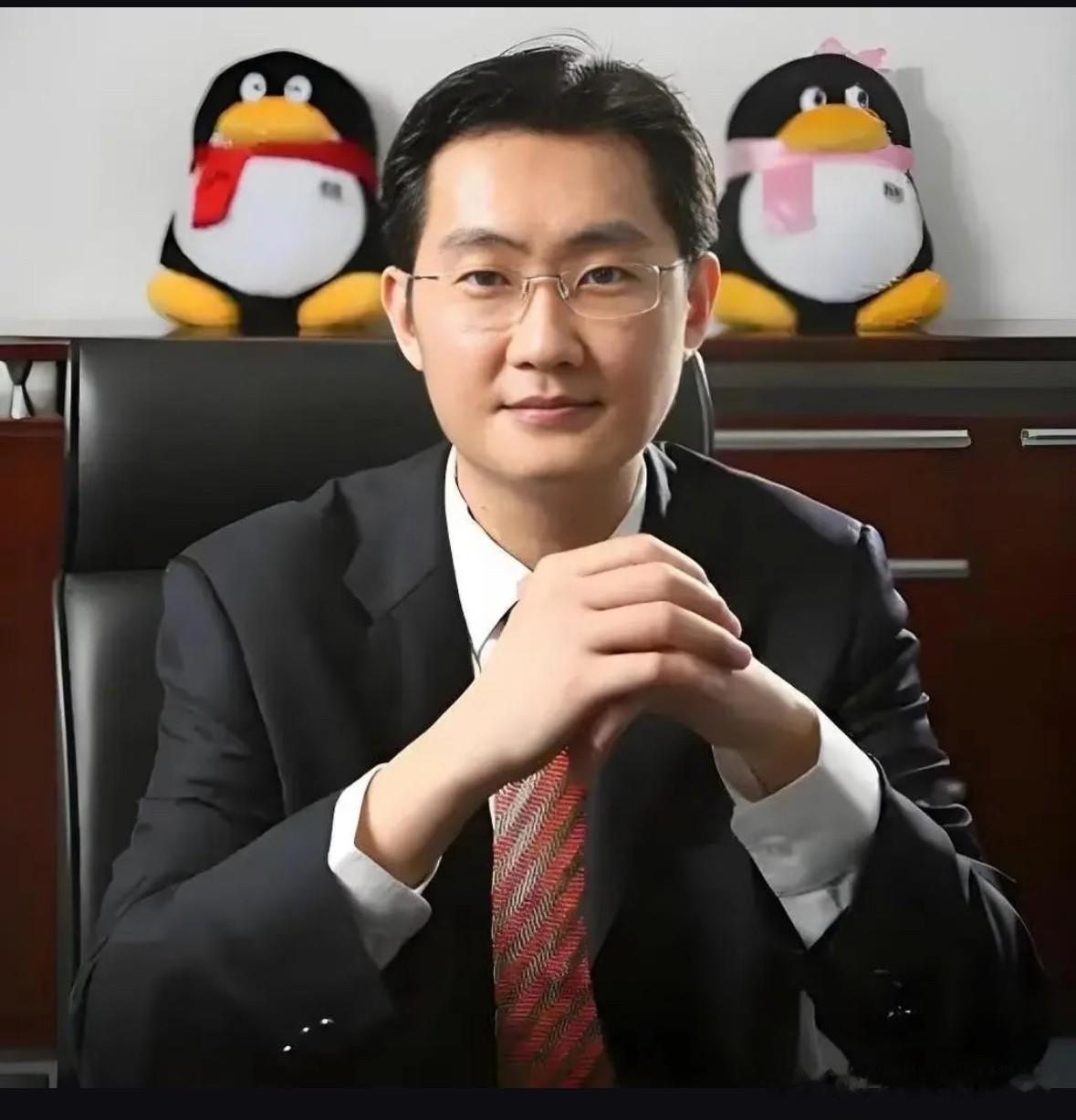 明眼人估计早就看出来了
马化腾之所以这么成功，
不是因为他能力强，也不是因为他会做生意，而是因为他三观真的太正。

大家看惯了企业家高调造势、四处露脸，
但马化腾不一样，他私下待人真的特别真诚接地气。

之前乡村公益实地走访，他走进山区小学，全程没有一点老板架子。
看到山区孩子读书条件差，他没有敷衍