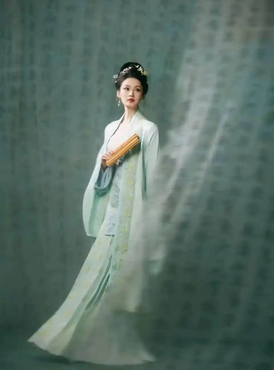 李沁的五官真的完美 ​