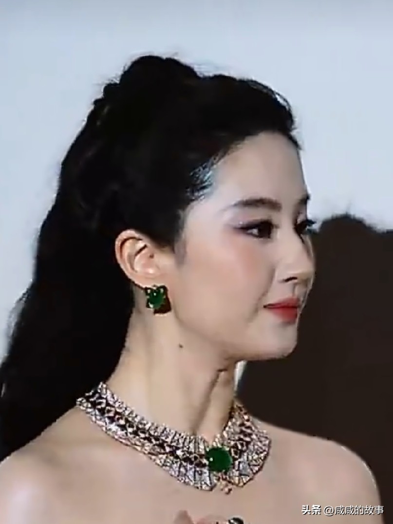 刘亦菲合照裁掉越南女星，引发外网热议
 
宝格丽晚宴上，刘亦菲、品牌CEO与越南女星胡玉荷同框合影。
 
越南女星晒出完整三人原图，态度友好。可刘亦菲ins发布的版本，直接裁剪画面，把对方完全裁掉。
 
此事传开，不少越南网友感到不满，认为公开场合这样做欠妥。当事人胡玉荷本人并未计较，争议主要来自网