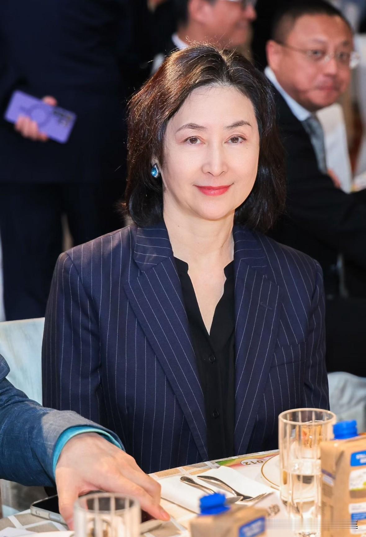 真的太懂何超琼的遗憾了！
很多人总觉得她不再婚、没有孩子，是自己不想拥有普通家庭的幸福。
说实话，以她的家底和眼界，本来可以选一条轻松的路，好好经营婚姻，陪着孩子长大，过上安稳平淡的日子。
但她身不由己。
年轻的时候，经历过遗憾的感情，还有一段家族安排的联姻。离婚之后，她扛起家族企业的重担，一心扑在